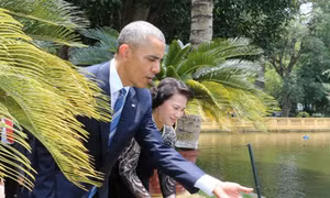 Tổng thống Obama thăm ao cá, nhà sàn Bác Hồ