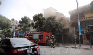 Cháy cửa hàng tranh trên phố Nguyễn Thái Học, Hà Nội