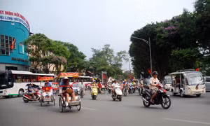 Sau bầu cử, đường phố Hà Nội lại sôi động