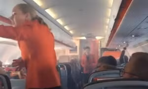 Máy bay Jetstar bốc khói mù mịt, hạ cánh khẩn cấp