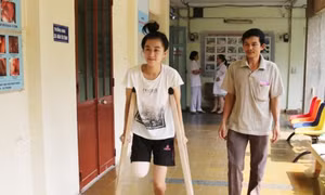 Nữ sinh Đắk Lắk phải cưa chân do y bác sĩ kém trình độ