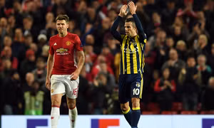 Pogba khiến ngày về của Robin Van Persie kém vui