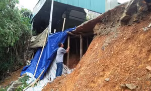 Người dân thấp thỏm vì sạt lở bờ sông Đào