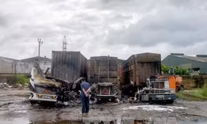 3 xe container cháy rụi tại Hải Phòng