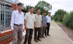 Lão nông góp 100 triệu đồng làm đường giao thông