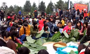 Gói bánh chưng xanh cùng người nghèo ăn Tết