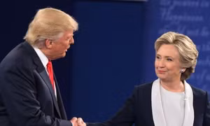 Bà Clinton duy trì khoảng cách an toàn với ông Trump