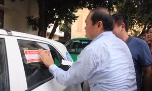 Hà Nội dán đề can “5 không” cho xe taxi