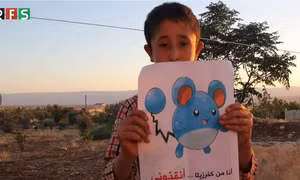 Trẻ em Syria cầm ảnh Pokemon chờ được giải cứu