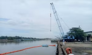 Chìm sà lan chở thép, dầu tràn trên sông Đồng Nai