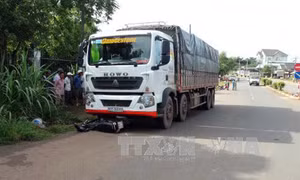 Qua đường ngược chiều bị xe tải cán tử vong