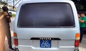 Hà Nội bắt xe biển xanh chở lượng lớn gỗ lậu