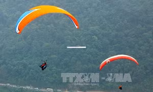 Dù lượn tung bay trên đèo Khau Phạ