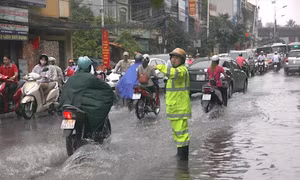 CSGT Hà Nội huy động 100% quân số chống úng ngập