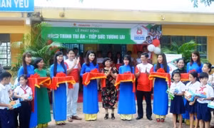 Nguyễn Kim trang bị thư viện điện tử cho trường tiểu học