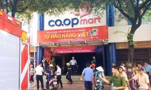 Cháy siêu thị Co.opmart, tiểu thương hoảng hốt cứu hàng hóa