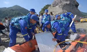 Tàu thủy chở khách Trung Quốc lật trên sông Dương Tử