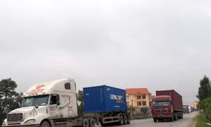 Xe tải “né” trạm thu phí cao tốc Hà Nội - Hải Phòng