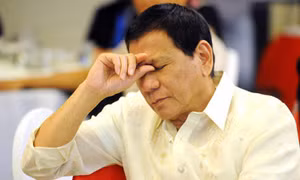 Thượng nghị sỹ Philippines khuyên bạn hữu Duterte điều gì?