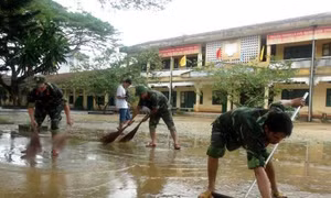 Bộ đội Quảng Ngãi giúp dân khắc phục hậu quả lũ lụt