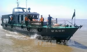 Thời tiết xấu, cứu hộ tàu chìm trên sông Soài Rạp gặp khó khăn