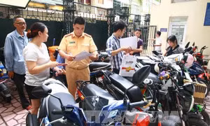 Vắng người trong ngày đầu nộp thuế trước bạ xe máy điện