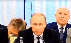 Người phát ngôn gà gật ngay sau lưng Tổng thống Putin