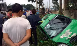 Taxi lao xuống suối, 2 người chết