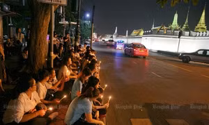 Nhà Vua Bhumibol Adulyadej về "nhà", tiếc thương tràn ngập Thái Lan