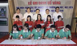 Hà Nội vinh danh các thủ khoa xuất sắc 