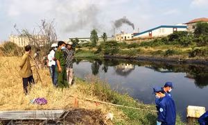 Phát hiện thi thể phân hủy trên kênh Tham Lương