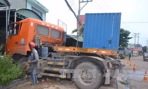 Xe đầu kéo mất lái lao vào quán cơm