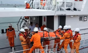 Đưa thuyền viên nghi bị viêm đại tràng co thắt về đất liền 
