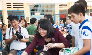  Phó Chủ tịch nước dự Chương trình tặng sữa cho trẻ em 