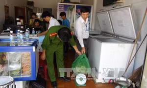 Công nhân ngộ độc vì ăn thịt thối trong tủ lạnh?