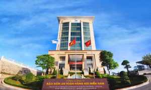 Ngọn hải đăng rực sáng giữa biển khơi