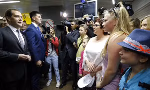 Than cạn tiền, ông Medvedev gây bão mạng xã hội