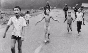 Facebook gây tranh cãi vì chặn bức ảnh “Em bé Napalm” 