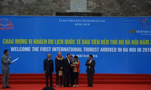 Hà Nội đón khách du lịch quốc tế đầu tiên năm 2016