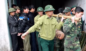 Di dời 3 quả bom từ vựa sắt vụn