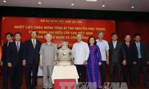 Tổng Bí thư thăm Đại sứ quán, đại diện cộng đồng Việt Nam tại Lào