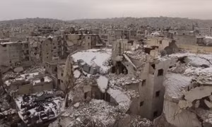 Tuyết rơi trắng thành cổ Aleppo hoang tàn sau chiến tranh