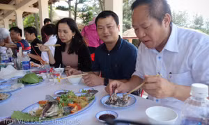 Bộ trưởng mời nhà báo ăn cá tại biển Nhật Lệ, Quảng Bình