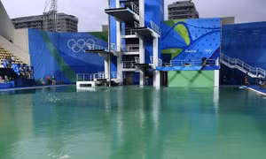 Hé lộ nguyên nhân khiến nước bể bơi Olympic đổi màu