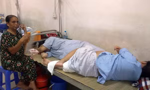 Quá tải bệnh viện vẫn “như cơm bữa”