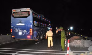 Đổ đất đá lấn ra Quốc lộ 1A dẫn đến tai nạn nghiêm trọng