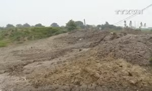 Đổ thải, san lấp trái phép tràn lan ở Hà Nội