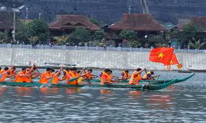 Lễ hội đua thuyền đuôi én Mường Lay