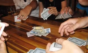 Hà Tĩnh cách chức Bí thư xã đánh bạc