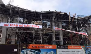 Sập giàn giáo, 2 công nhân vẫn còn mắc kẹt